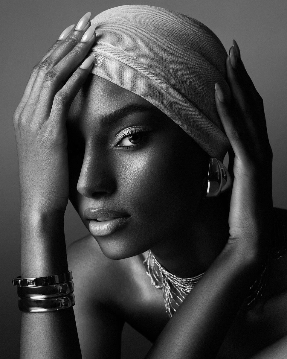 campussnap0's tweet photo. Model: @sydneyjharper
Mua: @leyla__hayauri 
Mua Assist: @stmrrv 
Manicurist: @jennpaintt 
Creative direction: @sydneyjharper 
Photographer: @JNRPhotography_
Lighting: @JNRPhotography_
Post prod: @mlretoucher

#campussnap https://t.co/Vbf9p5HqH9