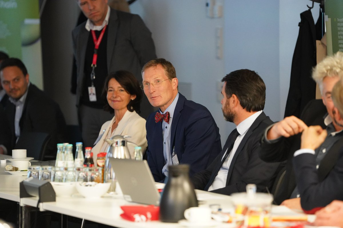 ZWasserstoff's tweet photo. Hydrogen innovation at the “Parlamentarischer Dialog“ organized by @IHKAACHEN  &amp; @HydrogenHub 💬

@FEV_Europe_GmbH as local company with international activities shared her view on latest hydrogen trends.

#Hydrogen #Clusters4Future #Zukunftscluster #Wasserstoff https://t.co/vbvRQVTyT3