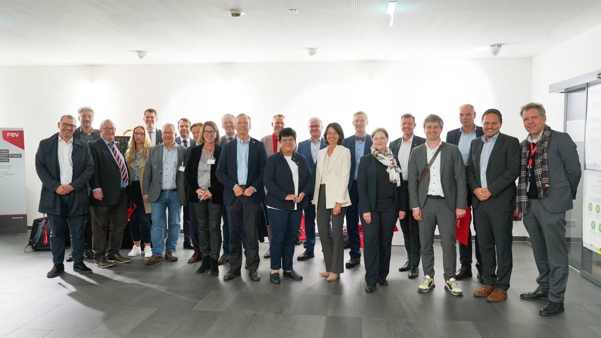 ZWasserstoff's tweet photo. Hydrogen innovation at the “Parlamentarischer Dialog“ organized by @IHKAACHEN  &amp; @HydrogenHub 💬

@FEV_Europe_GmbH as local company with international activities shared her view on latest hydrogen trends.

#Hydrogen #Clusters4Future #Zukunftscluster #Wasserstoff https://t.co/vbvRQVTyT3