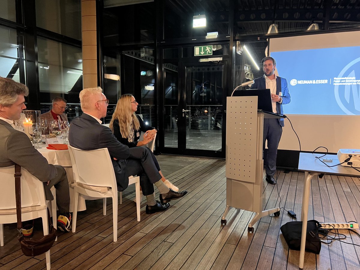 ZWasserstoff's tweet photo. Hydrogen innovation at the “Parlamentarischer Dialog“ organized by @IHKAACHEN  &amp; @HydrogenHub 💬

@FEV_Europe_GmbH as local company with international activities shared her view on latest hydrogen trends.

#Hydrogen #Clusters4Future #Zukunftscluster #Wasserstoff https://t.co/vbvRQVTyT3