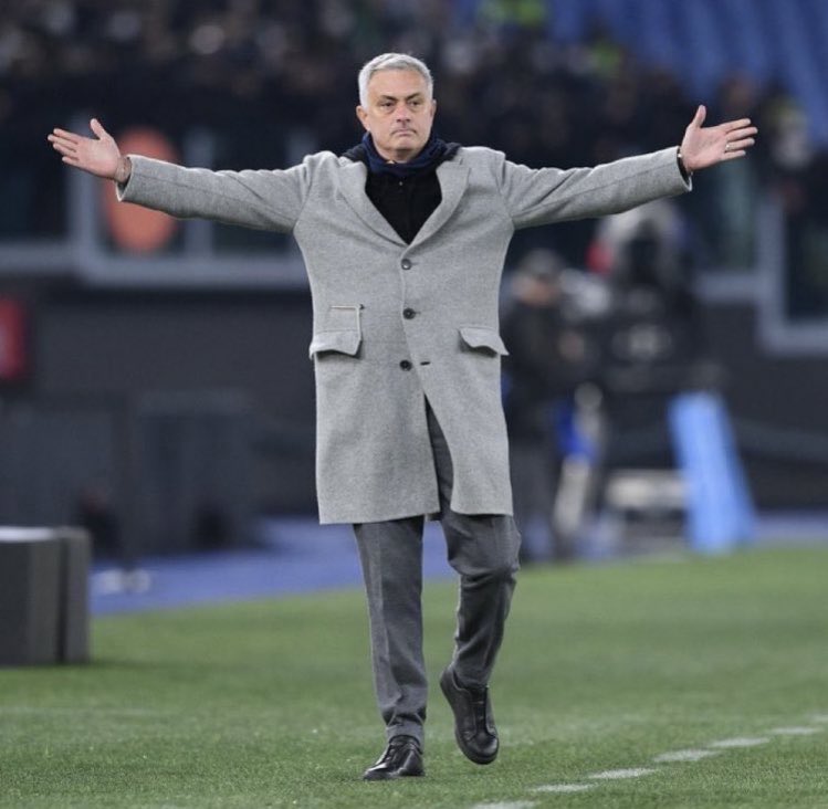 Cheers to 3.2k followers I love y'all 💜❤️