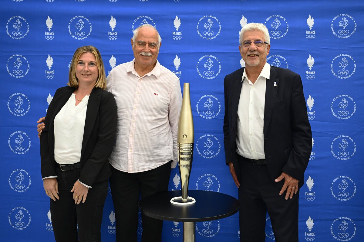 ManasseroPh's tweet photo. Séminaire des territoires @FranceOlympique Créteil . Le @CDOS06 en force et en compagnie de Mme la torche olympique @Paris2024. #cnosf #cdos06 https://t.co/6wtpdW4BkV