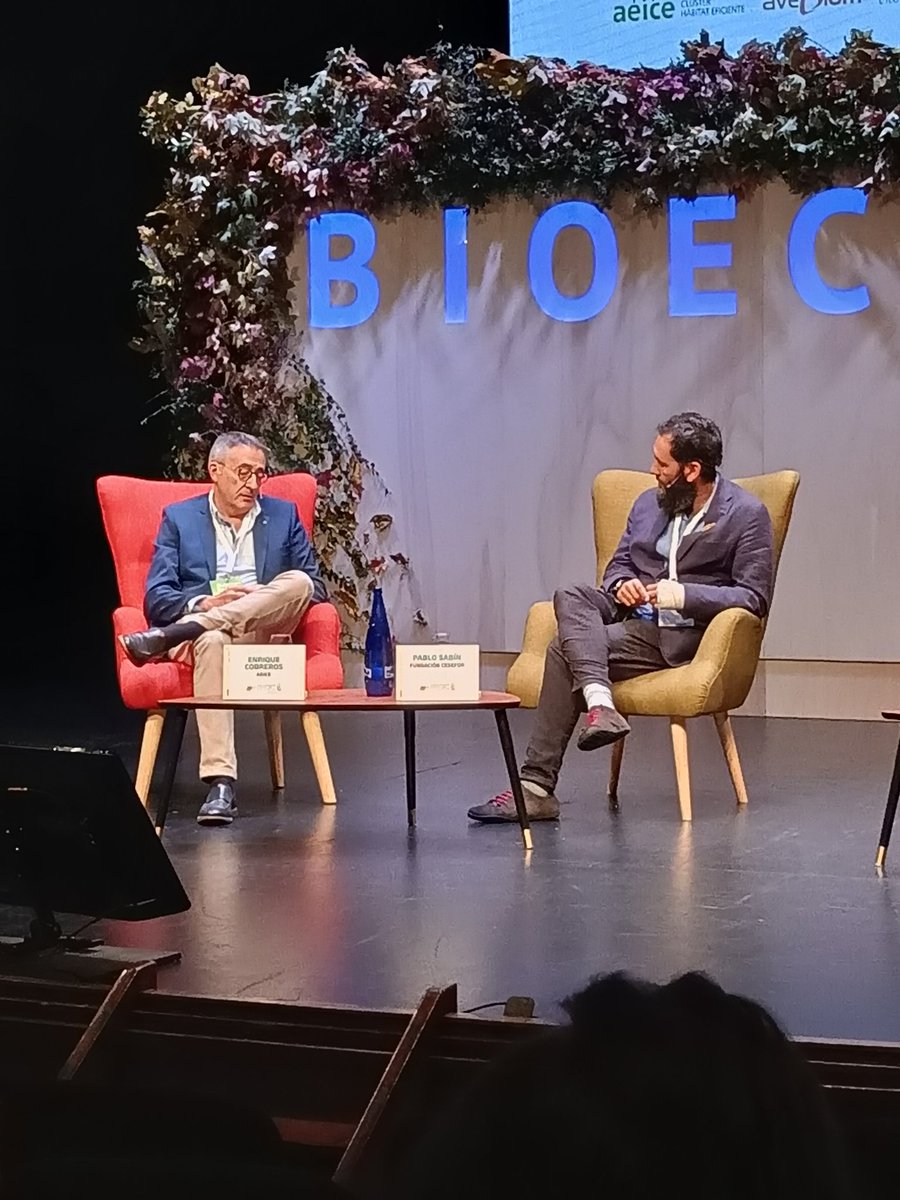 FCesefor's tweet image. Iniciamos el 2° día del #Forobioeconomia23 centrados en la #construccioneficiente. Diálogo entre Enrique Cobreros, director de @ClusterAeice, y @psabingalan, director de @FCesefor. Buscamos un nuevo #hábitat para las personas 👥
#construccioneficiente #construccionindustrializada