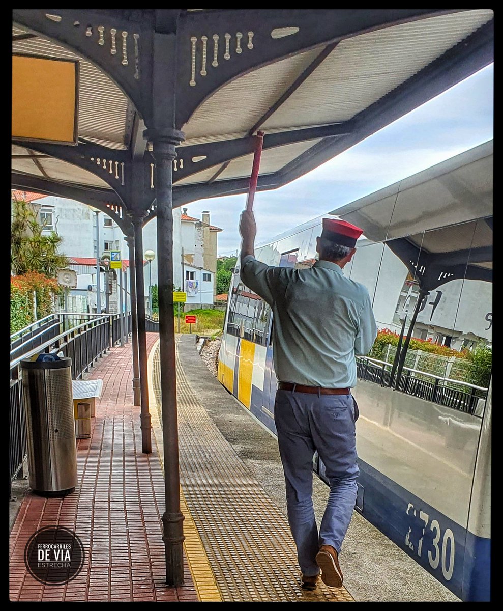 ffccviaestrecha's tweet photo. El jefe de circulación de Unquera (Cantabria), dando la salida al regional Santander-Oviedo.
#ferrocarrilesdeviaestrecha #feve #renfeanchometrico #adif #adifanchometrico #anchometrico #viaestrecha #unquera #cantabria #trenesconencato #trenesdeviaestrecha #trenesregionales https://t.co/W2MUc2BZJm
