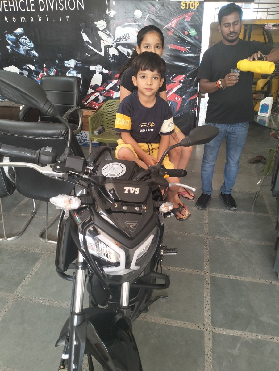 mansoorinaved2's tweet photo. @tvsmotorcompany Maine TVs rider motor chycel purchase ki thi April 2023  ko in 6 month me apki rider bike ke socker finish ho gye hai and chain timing finish ho gyi hai. What a bike ? https://t.co/spqiOUUMZo