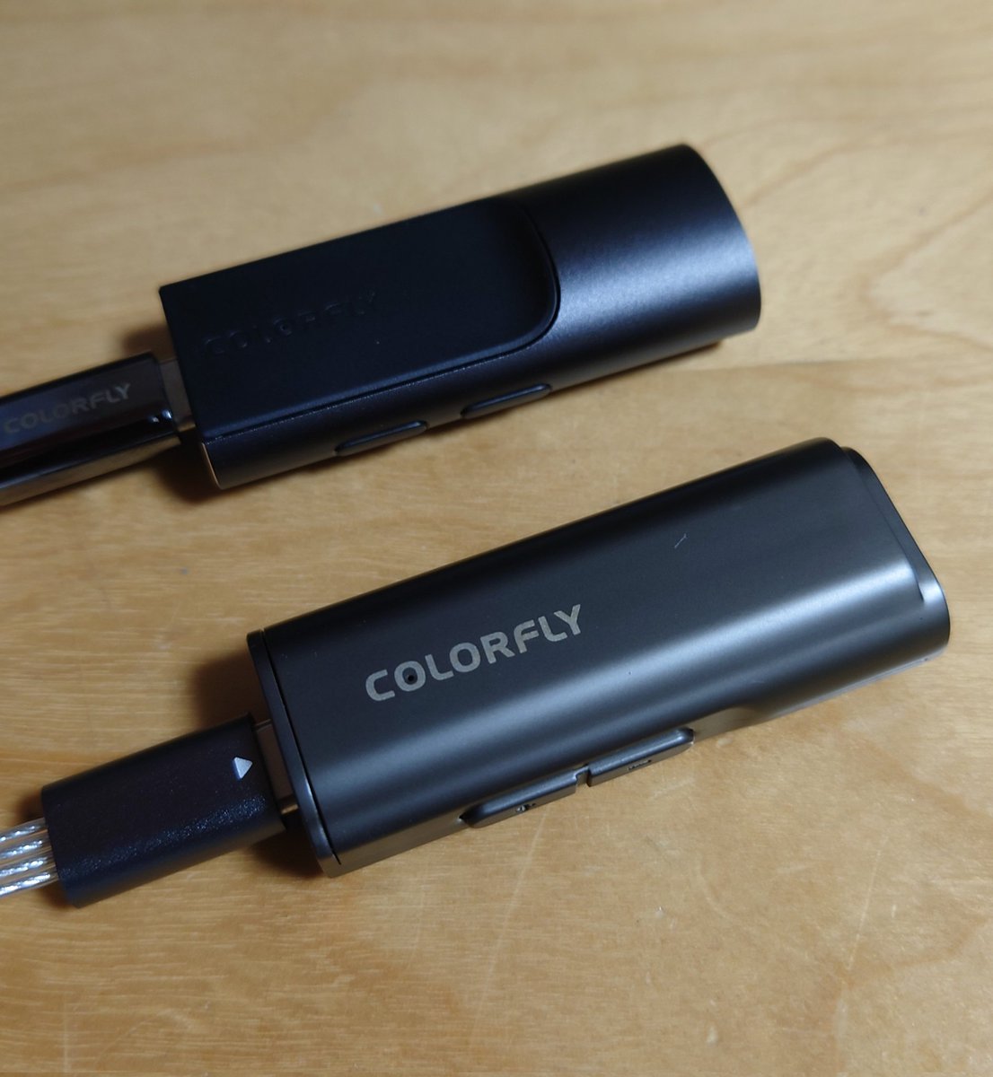 justiceLibla's tweet image. colorflyのCDA-M1P着弾!
パッケージは前作M1の半分くらい。
本体は前作よりもズッシリ感。
All金属製になったので高級感ありますなー。
ケーブルは前作より短いけどフラットケーブルなので使い勝手が変わりそう。
肝心の音はこれからー!