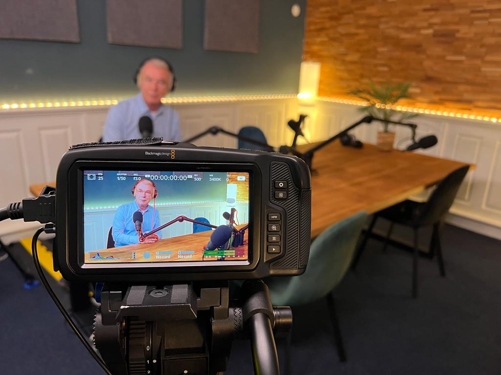 Steeds meer organisaties ontdekken de kracht van podcasts als communicatiemiddel. Collega Dick van Gooswilligen regisseerde de nieuwste ADP Insights podcast, verzorgd door Sterk Werk. Meer weten over het maken van een podcast? Neem contact met ons op. #SterkWerk #Podcast