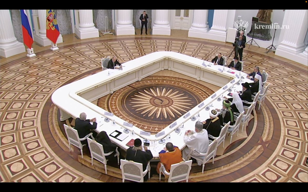 Вот так Путин вчера встречался с деятелями религии.

Иисус на проповедях держал дистанцию поменьше.