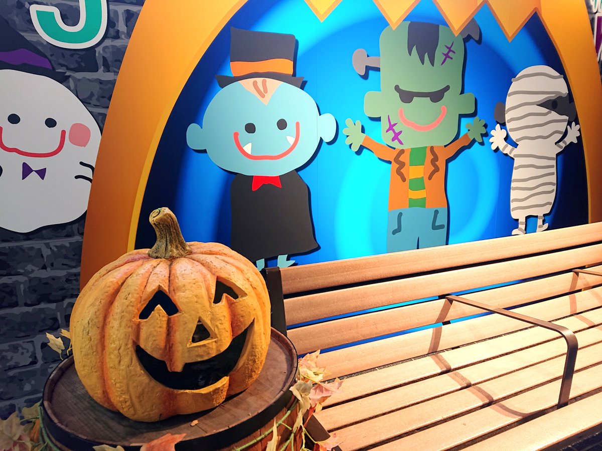 ✨ハロウィンイルミネーション開催中✨
今年のハロウィンもおばけたちが集まって大盛り上がり👻🎶
愉快な仲間がロビーファイブを明るく彩り、皆様をおもてなしします！
イルカ広場のフォトスポットでは、可愛いおばけたちと記念撮影ができますよ！
ぜひお立ち寄りください💛
#ロビーファイブ