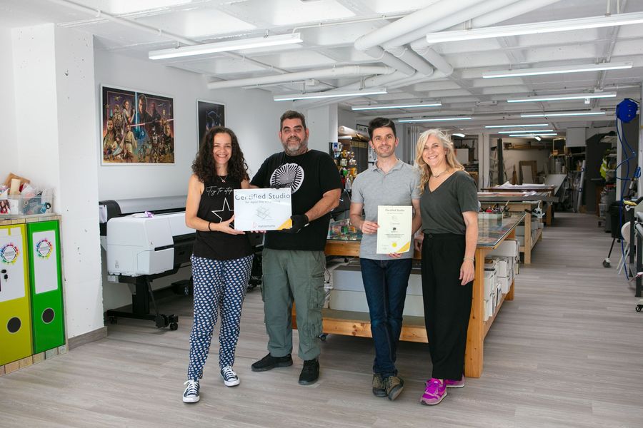 Color3arte's tweet photo. Hoy estamos contentos y emocionados. Ya hemos recibido la placa y el certificado que nos acredita como un Estudio Certificado de Hahnemühle para la impresión digital para bellas artes.#Color3Arte #ArteImpreso #FineArtGiclée #Hahnemühle #PasiónPorElArte
#ilustración https://t.co/OxKLXS11dB