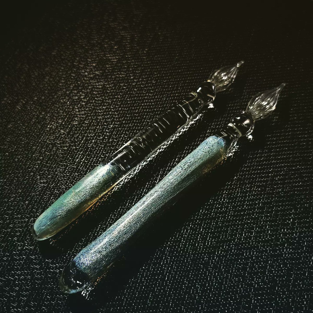 メタリック光沢のガラスペンです。
発色剤に銀が入っていて、メタリック光沢を残しています。
今日も、ペン先を仕上げています。
ペン先は太字。滑らかに使ってもらえるように、磨いてます。
#ガラスペン #インク沼