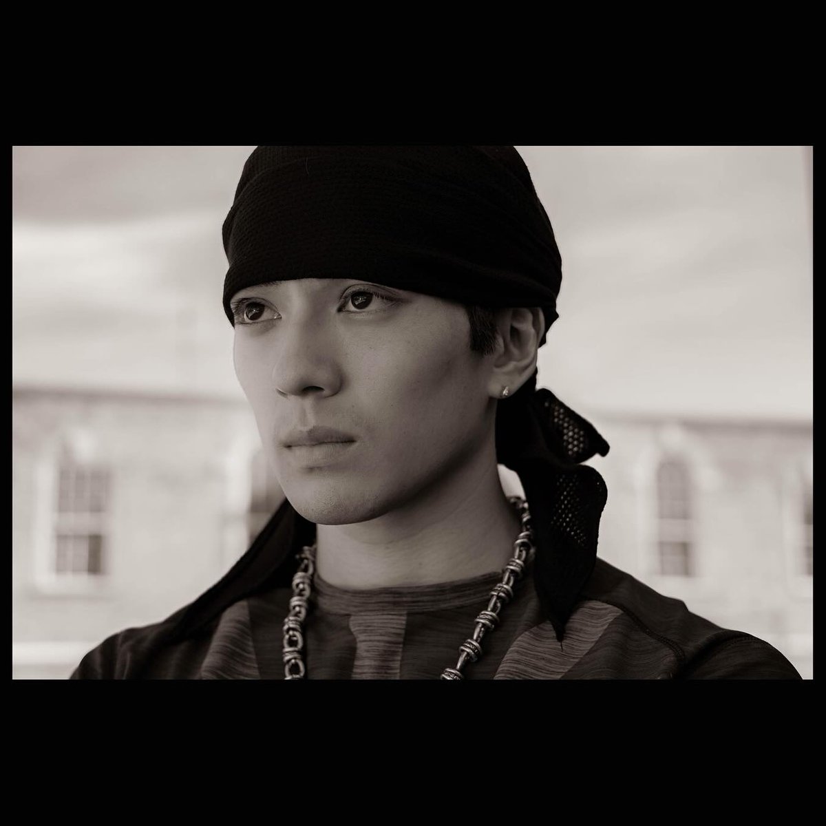 One Piece Mackenyu celebra início da produção com foto de bastidores