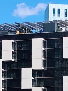 Sortida a la Plaça de les Glòries: Projecte Estrumetacles de 3r d'ESO. L'alumnat, en equips de treball, ha realitzat unes activitats al voltant de la plaça relacionades amb identificació d’estructures i materials. institutbroggi.org/departaments/e…