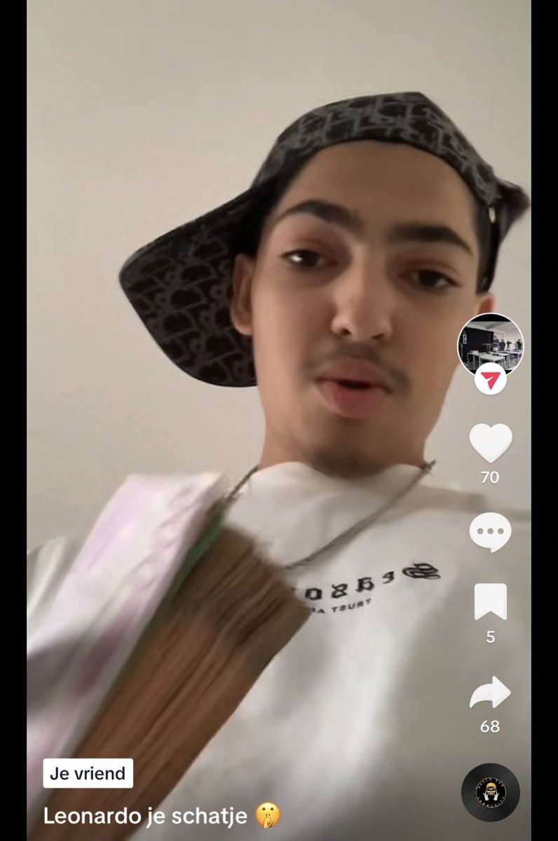 YGFFF_'s tweet photo. Leonardo kon er elke dag niet mee leven maar is wel blij met die money https://t.co/aM7YRth41I