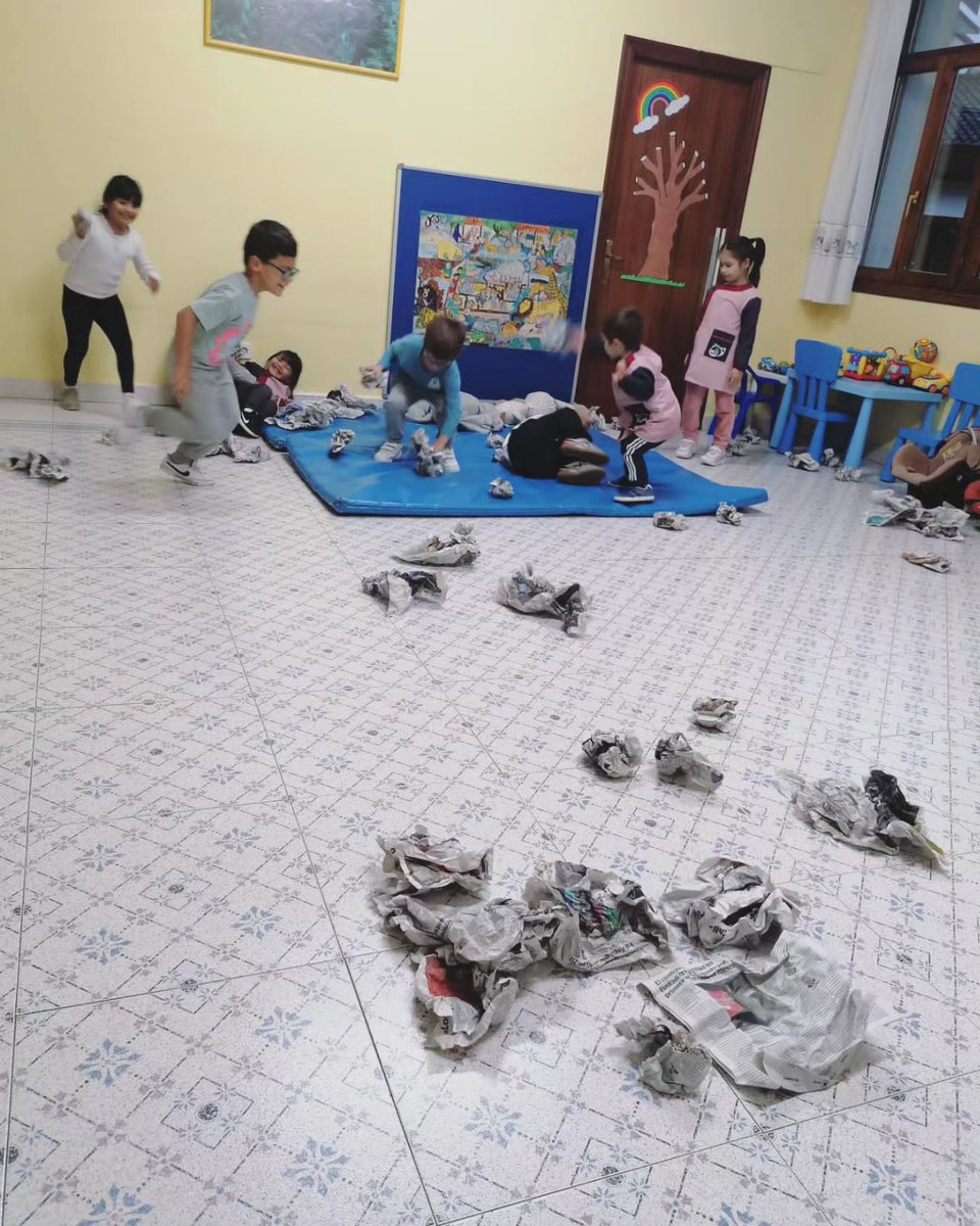 mertzedeikas's tweet photo. Eus. Goiz datozen umeekin jolas ezberdinak egiten dira. Egunkari orriko paper bolak egin eta elkarri bota. Zein dibertigarria!
Cas. Con los niños/as que vienen pronto se hacen diferentes juegos. Hacer bolas de papel de periódico y tirarnoslas  unos a otros. ¡Qué divertido!🎉 https://t.co/nYMPYulR2l