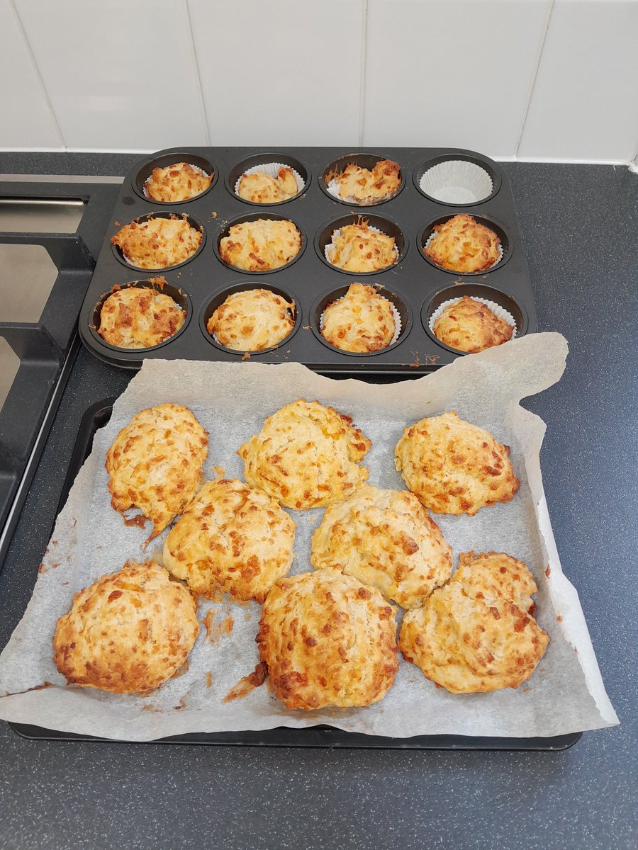 CHS_Magpie's tweet photo. Our new group of Tigers🐯 kicked things off with cheese scones and Jackson Pollock style drip painting 🧀🖌 https://t.co/Uyimio03Hd