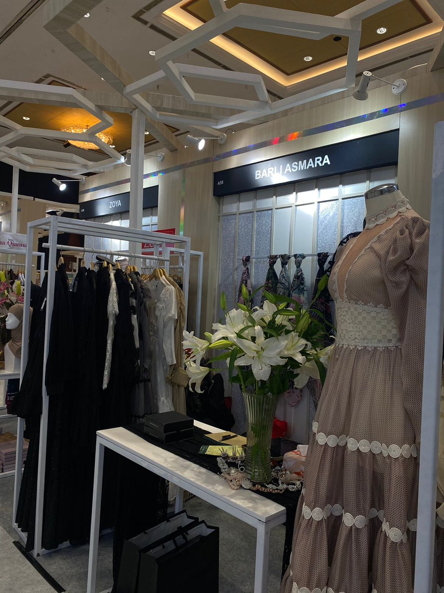 ryzkaa09_'s tweet photo. #ISEF2023 #BringsOutHalalinYou
Untuk 
modest 
fashion posisi Indonesia diperkuat dengan 
penyelenggaraan Indonesia International 
Modest Fashion Festival (IN2MF) https://t.co/davgE1cA2o