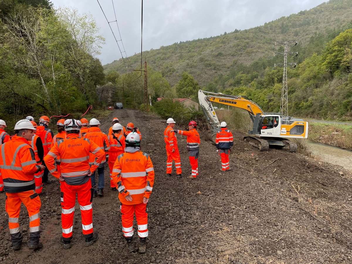 🛤️Visite du #chantier sur la ligne de l'#Aubrac avec <a href="/Occitanie/">Région Occitanie</a> suite aux intempéries du 16/09 
👷+ de 60 pers mobilisées 3 mois pour renouveler les infrastructures : 14 ouvrages, 5000 traverses, 10 000T ballast, 6km rails
Reprise circulations➡️début janv 24
✅10M€ <a href="/SNCFReseau/">SNCF Réseau</a>