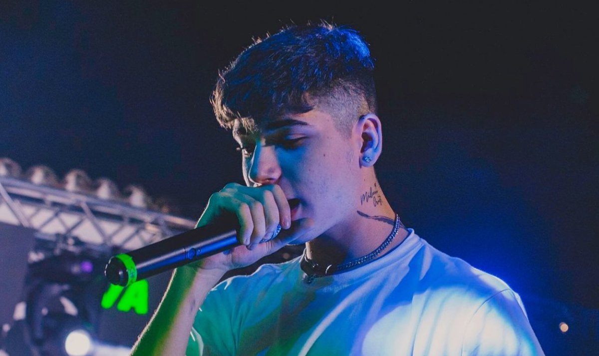 trash_italiano's tweet photo. Arrestato il rapper Shiva. Il 24enne è indagato per tentato omicidio, porto abusivo di arma da fuoco ed esplosioni pericolose.

Fonte: Repubblica https://t.co/eXjyGng9RW