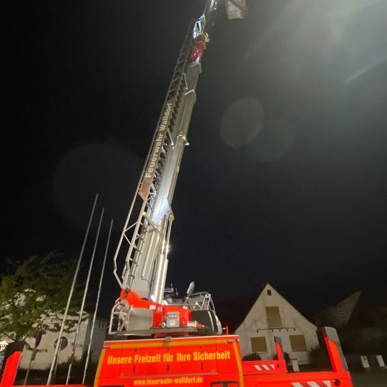 Übung: Negativsteigen am Teleskopmast - Höhengewöhnung und erschwerte Bedingungen - feuerwehr-walldorf.de/2023/10/14/neg…

#Feuerwehr #Walldorf #FreiwilligeFeuerwehr #firefighter #firefighterlife #blaulicht #Übung #Teleskopmast