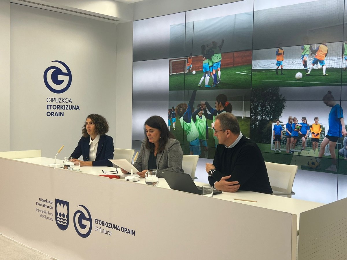 Marta Pastorrek, Kirol zuzendariak eta Aduna Badiola UPV/EHUko doktoreak, Eskola Kirolean espezializatuak, Gipuzkoan eskola-adinean dauden haurren jarduera fisikoaren eta kirolaren ohiturei buruz egindako lehen azterlana aurkeztu dute. tinyurl.com/39nsjvjf