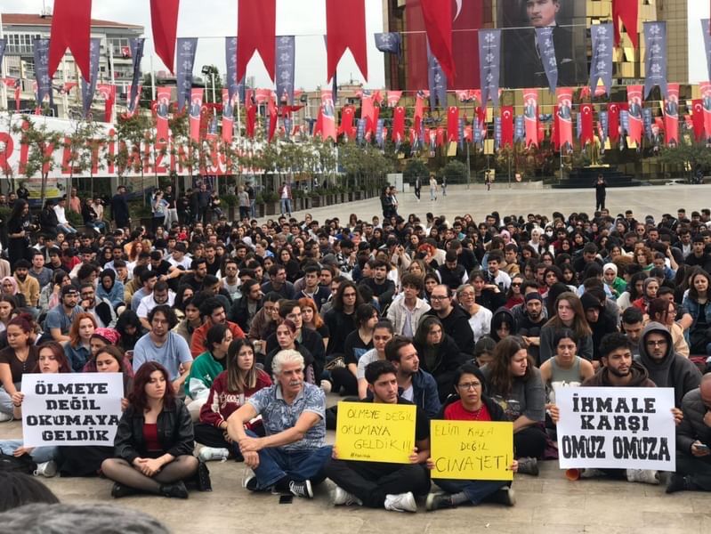 barinamayanlar1's tweet photo. Ölmeye değil okumaya geldik!

Aydın Kent Meydanı'nda öğrenci eylemleri sürüyor. Canlarına kast eden asansörlerden, böcekli yemeklerden, su kesintilerinden bıkan arkadaşlarımız artık sokakta.

Şikayetlerimizi dinlemeniz için daha kaçımızın ölmesi gerekiyor? #KatilKYK https://t.co/gQwDCFRFSB