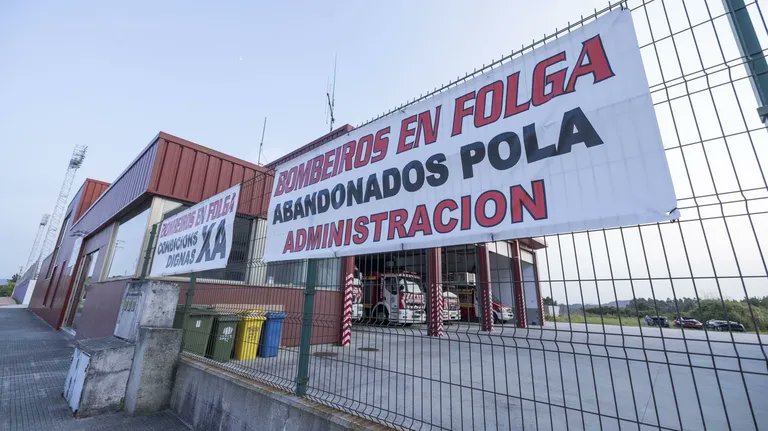 GalizAmbulancia's tweet photo. A CORUÑA - Es la segunda vez esta semana que la instalación carballesa tiene que cerrar debido a la falta de personal.
Cierra de nuevo, y durante 24 horas, el parque de bomberos de Carballo.
----------------------------------------
https://t.co/orEkmzsKO5 https://t.co/6akGPXwz4J