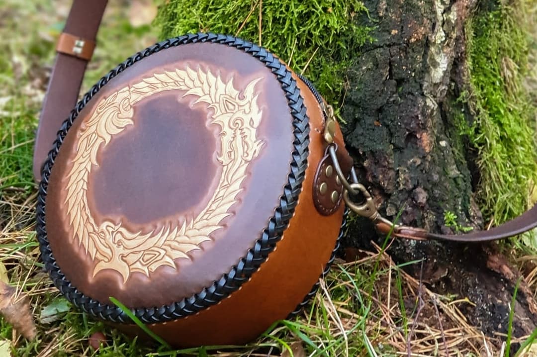 cuirdonyx's tweet photo. Aider les artistes et artisans en partageant, ça coûte 0 € 
Bonne journée à vous ☀️ https://t.co/u3d7MEnFd2