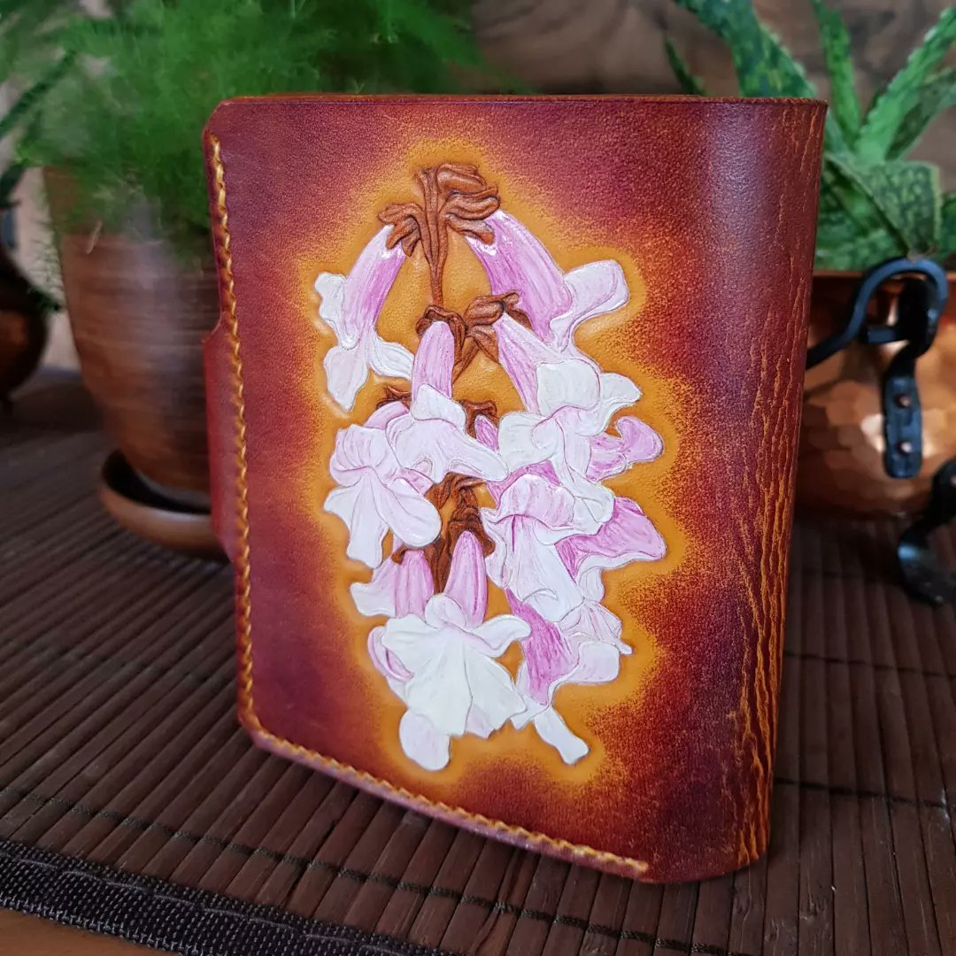 cuirdonyx's tweet photo. Aider les artistes et artisans en partageant, ça coûte 0 € 
Bonne journée à vous ☀️ https://t.co/u3d7MEnFd2