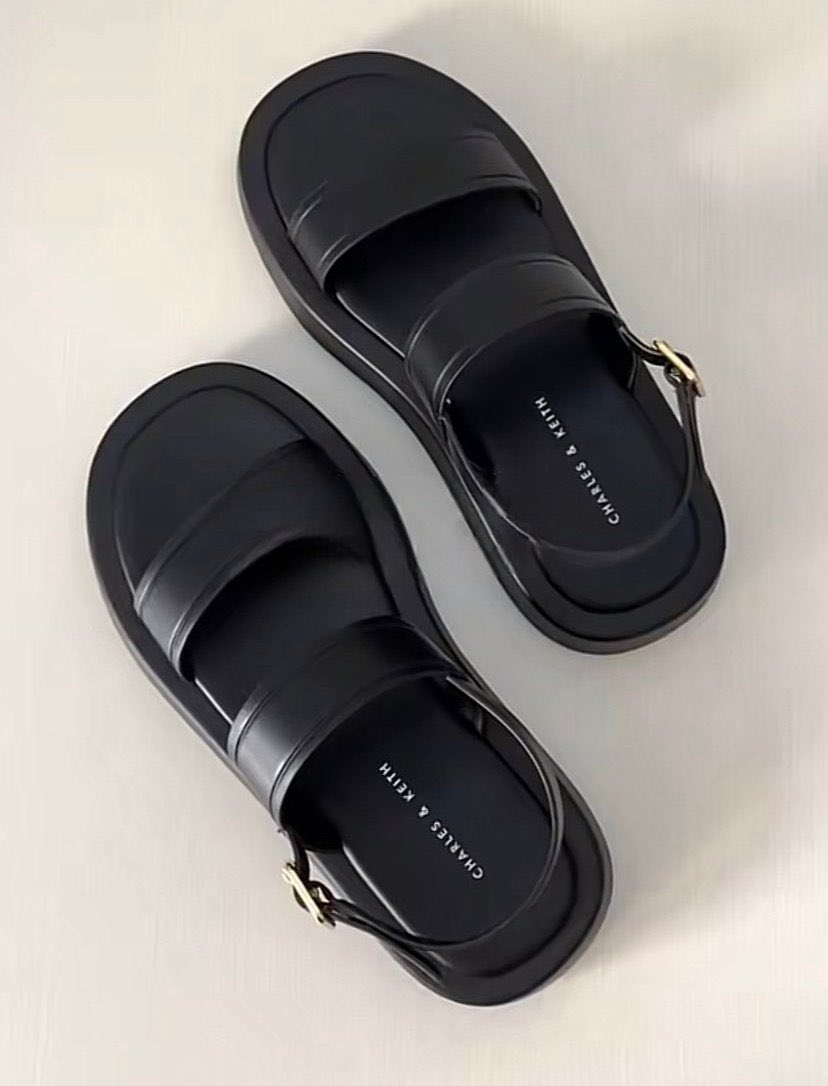 reviewhaul's tweet photo. sandal aesthetic &amp; comfy low budget

a thread https://t.co/W0TQsovAjg