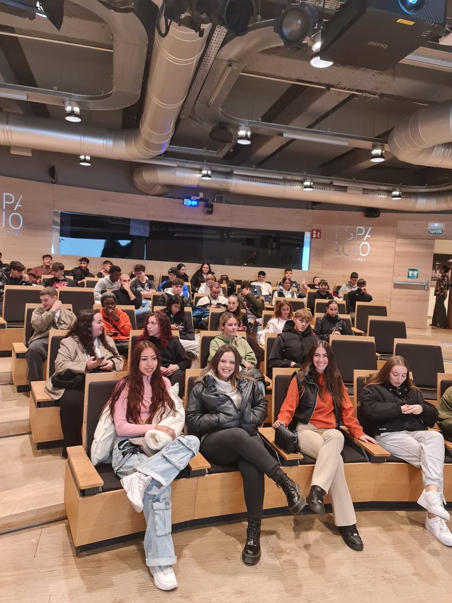 Iesfedericafuen's tweet photo. Nuestros alumnos de 2º de grado medio de comercio asistieron a una charla de la @espacioftef sobre Fake News de la mano de @fvalladares1
¡Una gran experiencia para todos! 🌎

#fp #datsur #comercioymarketing #soyfp #fundaciontelefonica #valladares #federicamontseny https://t.co/UIGv77v3O6