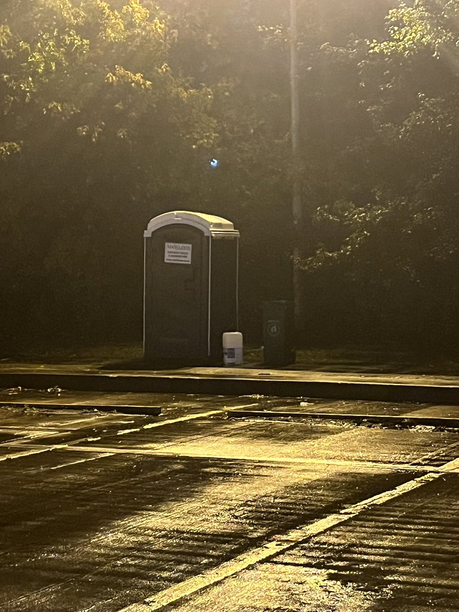 SherralinB's tweet photo. @OneLineage is this truly what you think is acceptable as the only facilities available for drivers delivering to your HamsHall depot? After 9hrs driving this was all they could use.? Thanks to lady who let me use office loo as it was quiet @RHANews @aldi @bbcmtd @theJeremyVine https://t.co/Ewl46hLqny