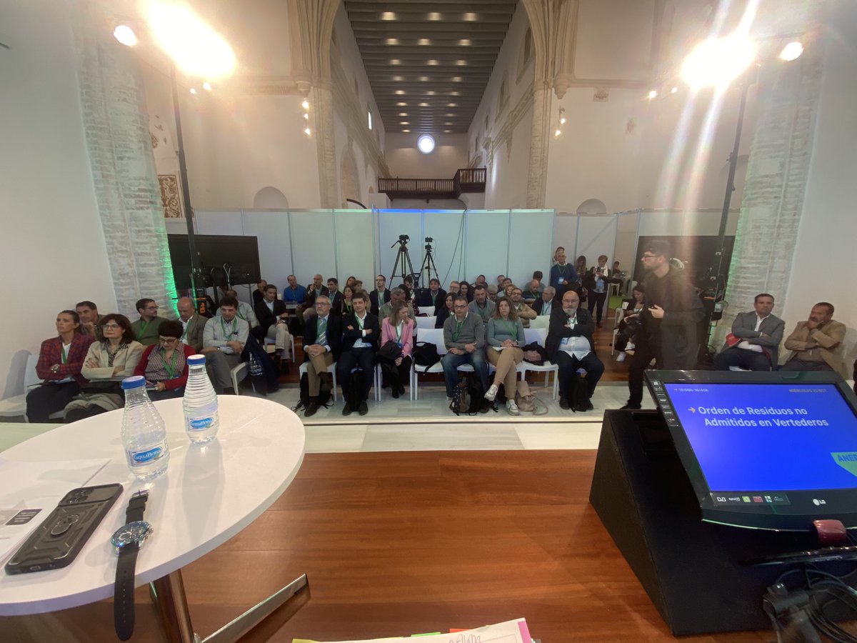 Un plaer compartir moderen i compartir taula a les #JornadasAnepma de Carmona amb <a href="/JLozanoLiano/">Joaquin Lozano Liaño</a>, <a href="/JosePernasG/">J. Jose Pernas García</a> i <a href="/jacobomoreno/">Jay</a>, sempre aprenent! <a href="/EspacioAnepma/">EspacioAnepma</a>