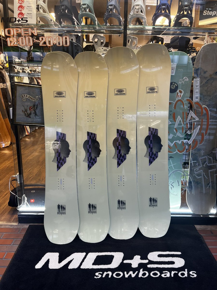 MdSnowboard's tweet photo. オススメボードをご紹介！！

SALOMON / KICK BACK

まずルックスが良い👍見た目も重要ですからね！
良いしなやかさと反発で無理なくボードコントロール出来ます🛹

スノーボードの楽しさを教えてくれる1本☝️
これは滑るだけで音楽が聴こえてきます🎵 https://t.co/zGjWvCsUgr