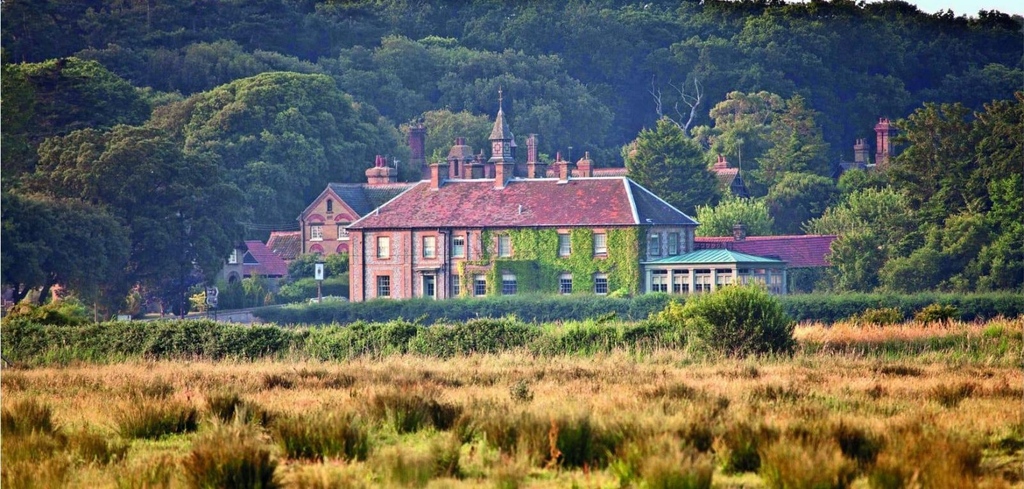 AARatedTrips's tweet photo. Stay @HolkhamEstate, awarded 4 #AAStars &amp; 2 #AARosettes! Just steps from #Holkham Beach, your gateway to #Norfolk's coastal beauty! Their cosy lounges &amp; uniquely decorated rooms offer modern amenities for a perfect coastal escape. 🐚 🌊

Take a look > https://t.co/B4ZCaHKcFg https://t.co/1V3y3i5z3o
