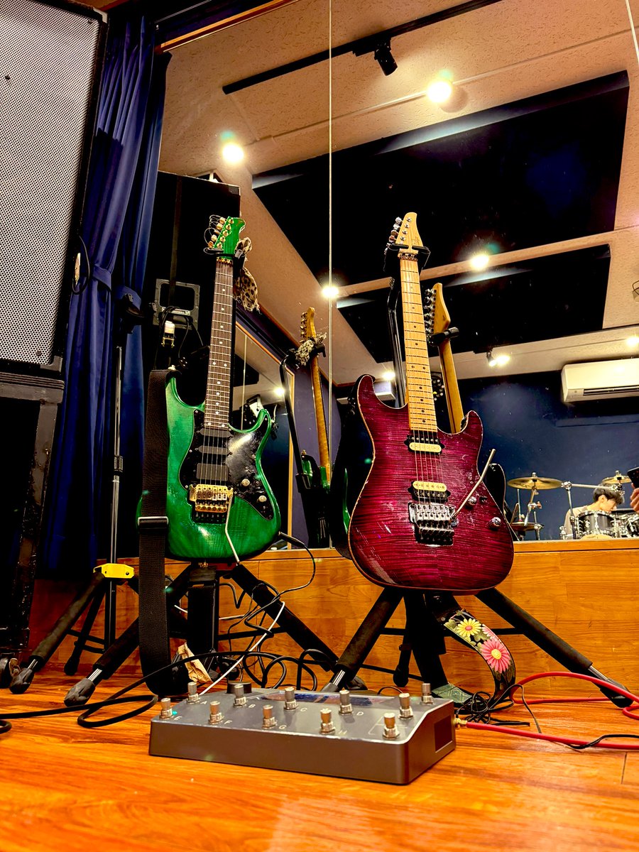 kaya_guitarist's tweet image. kNeonゲネ無事終了🔥

@tsugu_guitar パイセンに
サプライズ誕プレも頂けました。
26歳になれて良かったですw

11/11電脳空間にて貴殿を待ってるぞ‼︎🌃

t-onkyo.co.jp/ticket/showcas…

#valleyarts
#suhr
#quadcortex