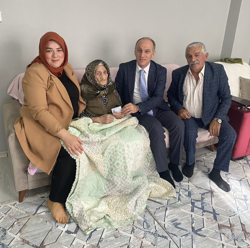rizeilnufus's tweet photo. Cumhuriyetimiz 💯. yılı kapsamında ilimizde 100 yaşında olan vatandaşlarımıza kimlik kartıları veriliyor. 🇹🇷
@RizeVali 
@TCNufus 
#TürkiyeYüzyılı
#RizeTekYürek
#HayatınızınHerAnında https://t.co/LRzSiJmiIp