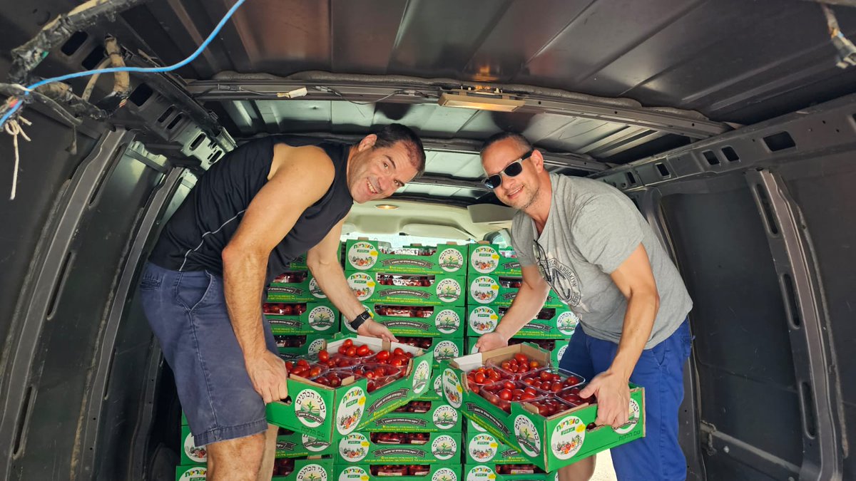 זהו. הארגזים מועמסים. 300 ארגזי עגבניות שרי בדרך לנקודות החלוקה. הכול נמכר מראש בידי אשפי האופרציה <a href="/Josinive/">ג׳וס</a> <a href="/yael_gaon/">יעל</a> 

כי העגבניות בעוטף לא יובילו את עצמן 🍅