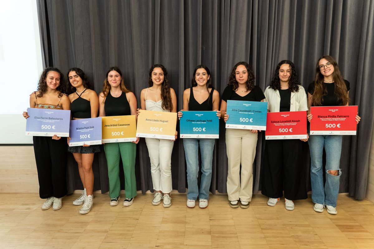 TraduccioUPF's tweet photo. Coneixes els Premis Talent? 🏆
La Facultat de @TraduccioUPF va lliurar el passat 10 d'octubre els #PremisTalent de 500 euros cadascun a 8 estudiants amb les millors notes d'accés als seus graus‼️
Gràcies @CalamoyCran i @Linguaserve pel vostre suport!
👉 https://t.co/jwPtGeLSKG https://t.co/zSXhNmv1Km