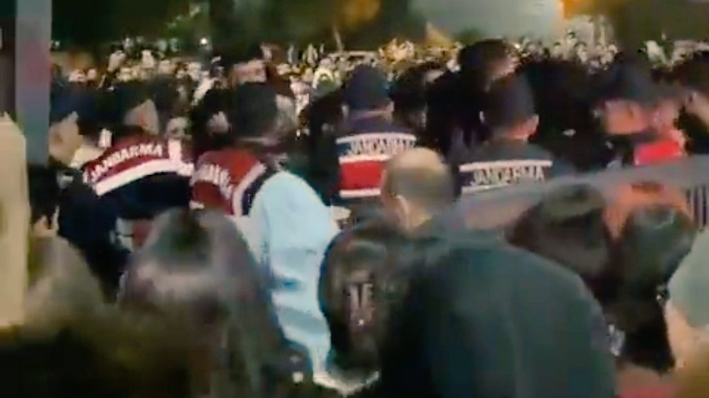 Devleti böyle böyle herkes tanıyacak.

Barınma sorununu çözemez, hapisten bozma KYK yurtlarının başına koydukları hiçbir sorunla ilgilenmez ama:

Bozuk olduğu defalarca dile getirilen asansörde cinayete kurban giden öğrencilerin akibeti sorulunca hemen polisi askeri yığmayı