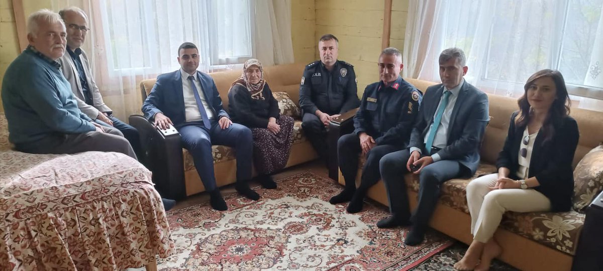 Kaymakamımız Sn. Abdüssamed KILIÇ, Cumhuriyetimizin 100. Yılı münasebetiyle Yakakent’te ikamet eden “Cumhuriyetimizin Asırlık Çınarları” olan vatandaşlarımız Ayşe ÇOBAN, Hanife ŞAHİN ve Bayram ARSLAN’ı ziyaret etti.