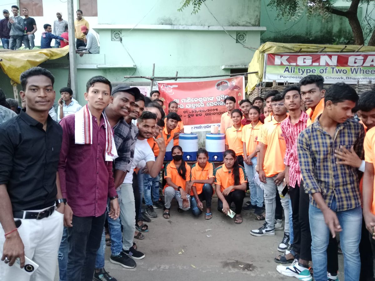 ABVP karyakartas contributed to seva work during the renowned Chhatar Yatra of Maa Manikeshwari in Kalahandi, Odisha. ABVP karyakartas took charge of crowd management, distributed refreshments, and cleaned the surroundings. Our commitment to society stands strong!