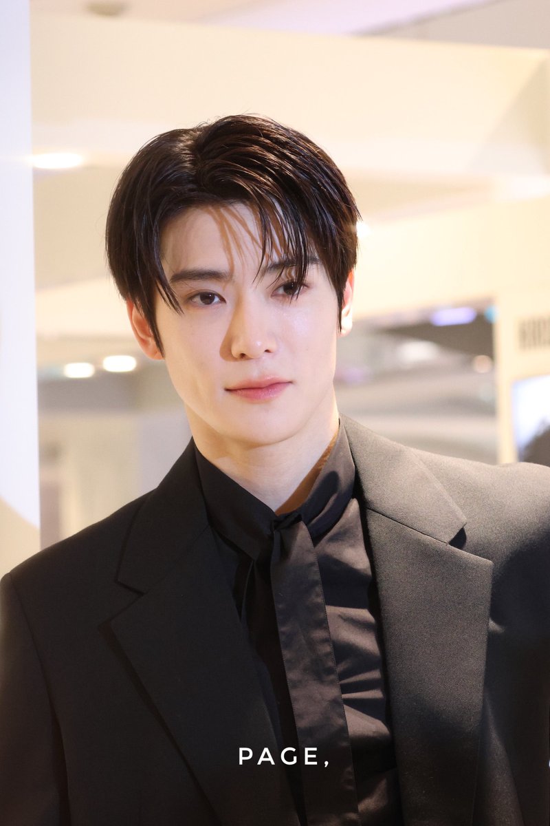 page_0214's tweet photo. 231026 PRADA

얼굴 감동적..

#재현 #JAEHYUN #ジェヒョン #NCT127 #PradaReporterxJaehyun
#PradaReporter  @Prada https://t.co/WjHxy420ot