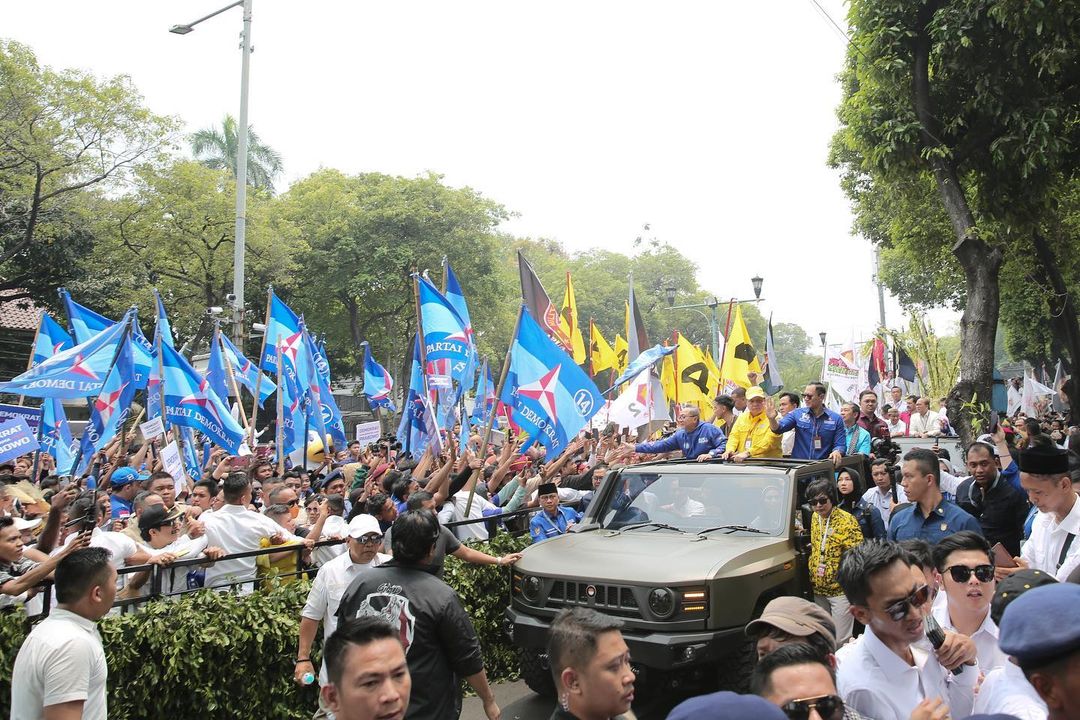 AgusYudhoyono's tweet photo. Kemarin, bersama para kader, simpatisan, relawan & pengurus dari partai-partai dalam Koalisi Indonesia Maju, @PDemokrat berkomitmen memenangkan Capres-Cawapres yang kami dukung di Pilpres 2024. Alhamdulillah, pendaftaran berjalan lancar, mari menjemput kemenangan untuk Indonesia Maju.
