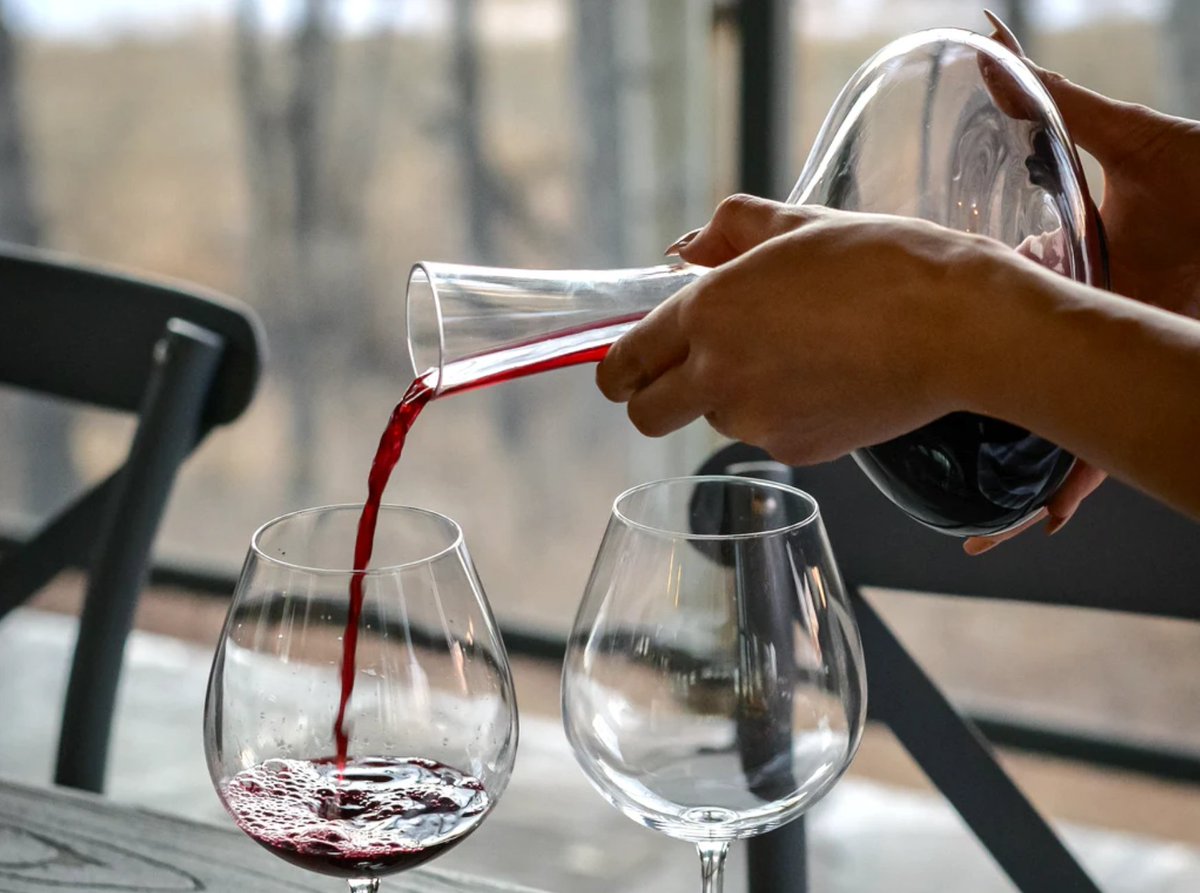 schweizer_weine's tweet image. Für Weinliebhaber ist der Prozess der Weinverkostung genauso wichtig wie das Endprodukt und in diesem Zusammenhang auch die Verfahren des Dekantierens und Karaffierens: schweizer-weine.net/blogs/weinblog… #weindegustation #weindekantieren #weinwissen #weinblog
