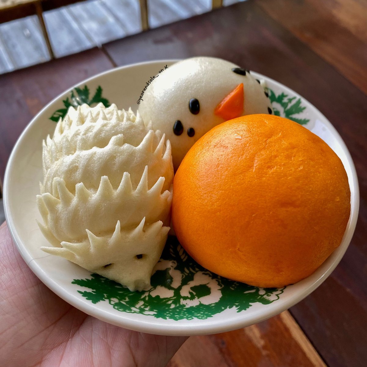 yearendsale_'s tweet photo. kedai yg terletak di lantai 2 pasar kranggan ini sudah cukup populer.
siapa yang udah pernah kesini?

most wanted menunya udon xilau dan kopi butter. cita rasa kuah udon thick, creamy dan gurih, topping isian ayam, jamur dan extra sambal matah, must try!

bakpaonya lumayan murah, looknya juga unyu2 tapi sayang menurutku kurang empuk. karna gabisa minum kopi jadi pesen coklat butter, coklatnya ga kemanisan butternya ga eneg (lokasi next tweet).