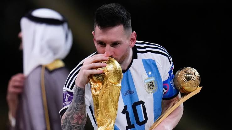 timesofball's tweet photo. In 2018 Mbappe wins the world cup but gets eliminated in the ucl round of 16. So he doesn't win the Ballon dor.

In 2022 Messi wins the world cup gets eliminated in ucl round of 16 but he should win the Ballon d'or 😂😂?! https://t.co/6oUvQTjUP7