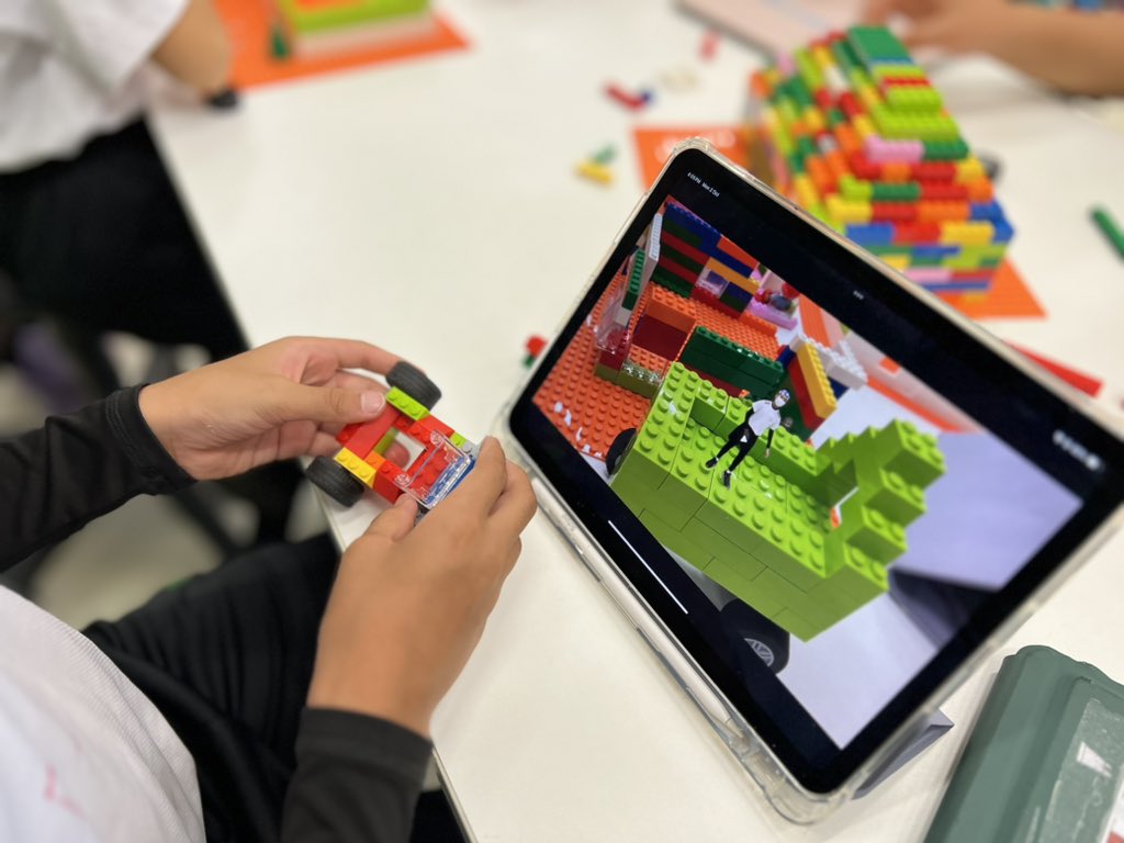 vickyyhengg's tweet photo. Thanks to @CanvaEdu that students are now able to easily remove video backgrounds 📽️ #DigitalLeaders #DigitalStoryTelling @LEGO_Education https://t.co/uPVtNZpFUn