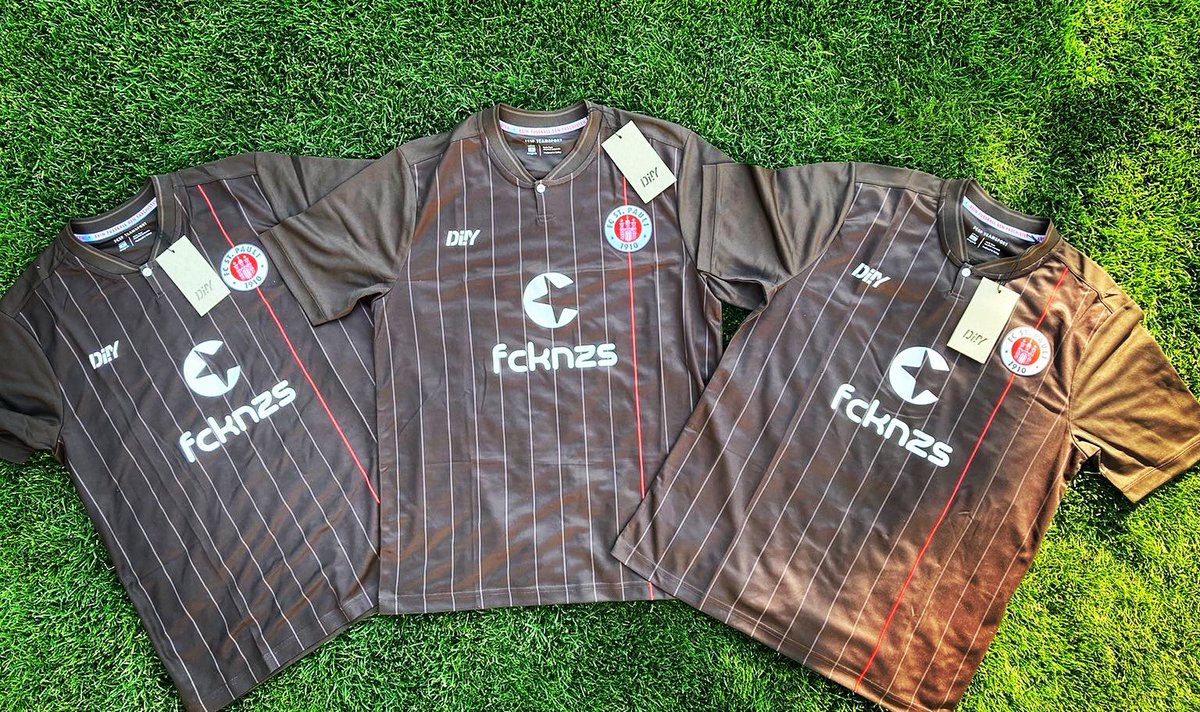 SilesianP's tweet photo. @CptHairyAss @futboholik1947 Okolicznościowe z sezonu 2021/22 - pierwszego, w którym #fcsp grało w strojach #DIIY https://t.co/ZSCc0NZpC4