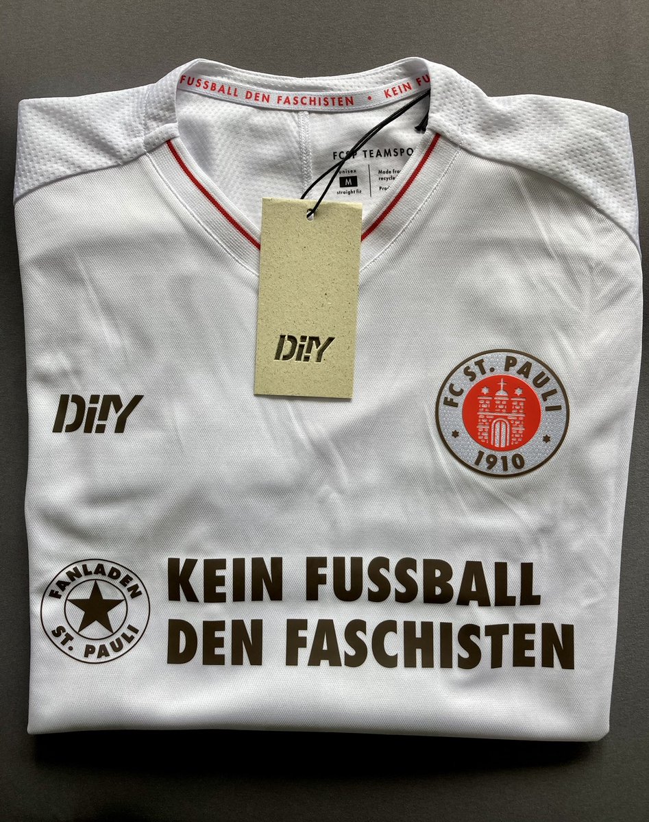 SilesianP's tweet photo. @CptHairyAss @futboholik1947 Okolicznościowe z sezonu 2021/22 - pierwszego, w którym #fcsp grało w strojach #DIIY https://t.co/ZSCc0NZpC4
